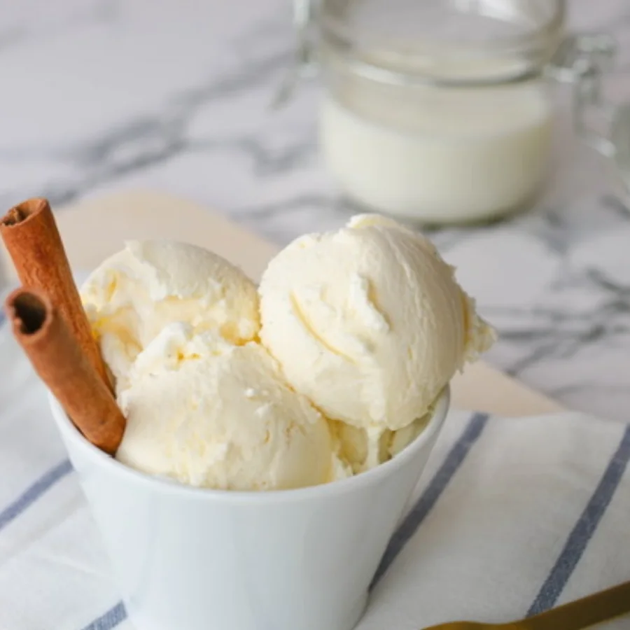 Мороженое со вкусом ванили 