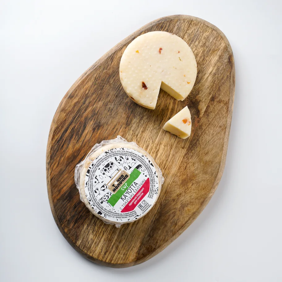 Caciotta cheese with dried tomatoes