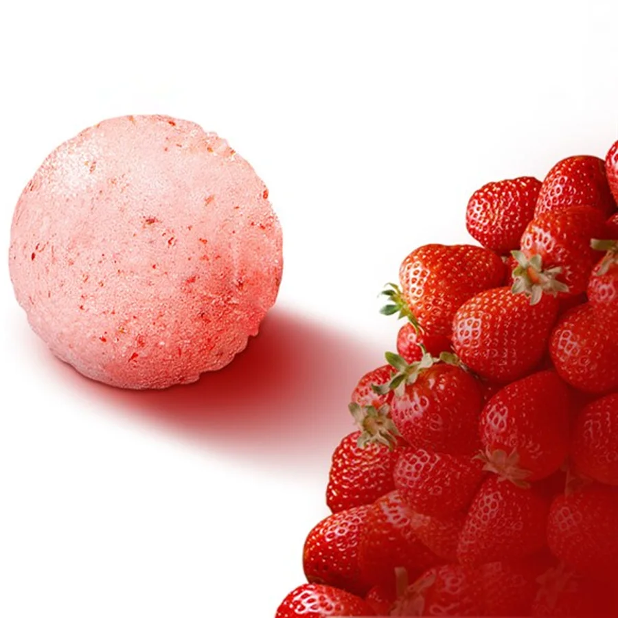 Strawberry ice cream with cream