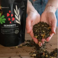 Чай Serenity для расслабления нервной системы (зеленый успокаивающий чай высшего сорта, с кусочками ананаса и клубники, травяной), дой-пак, 100 грамм