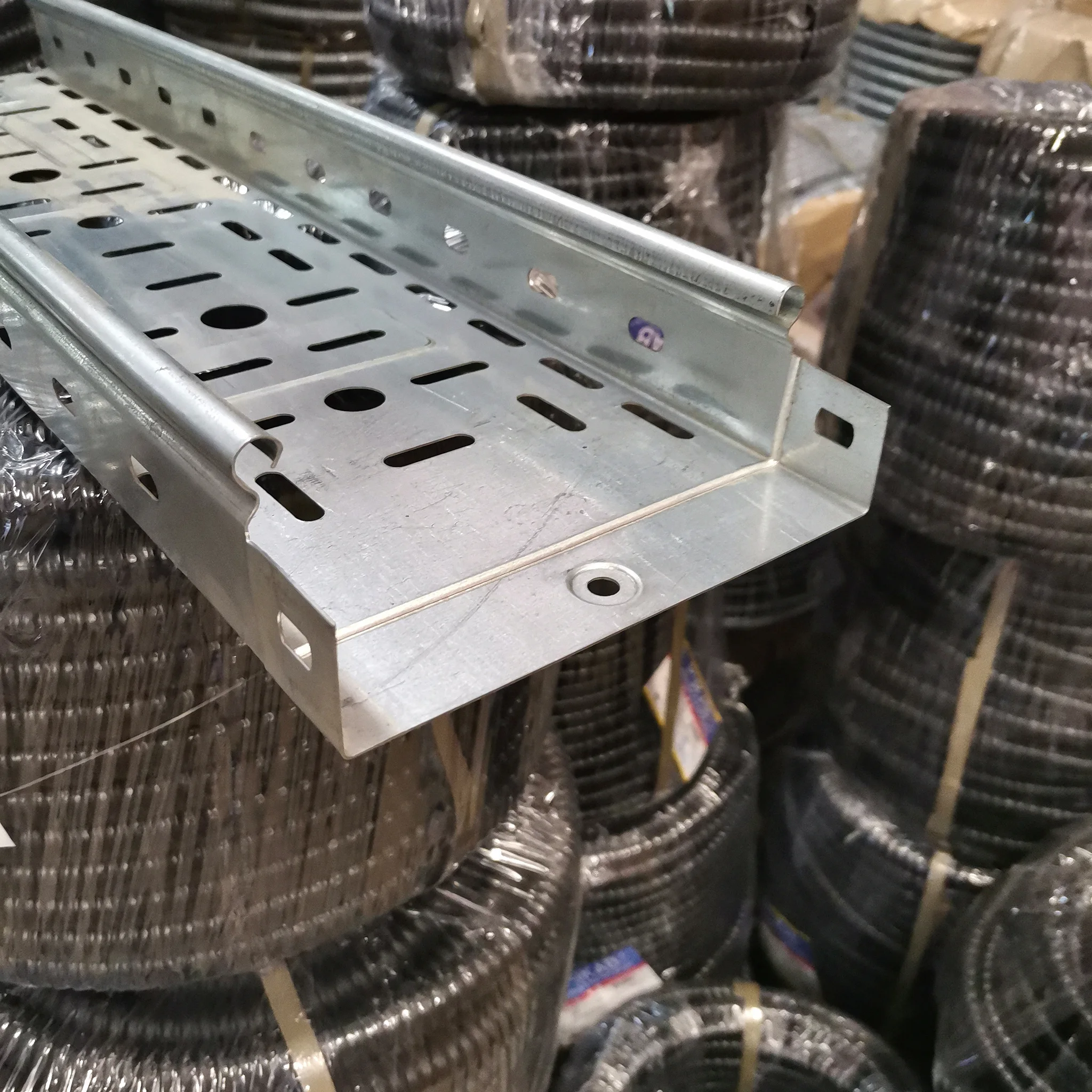 Perforated cable tray 100x100x3000 (S=0.7)