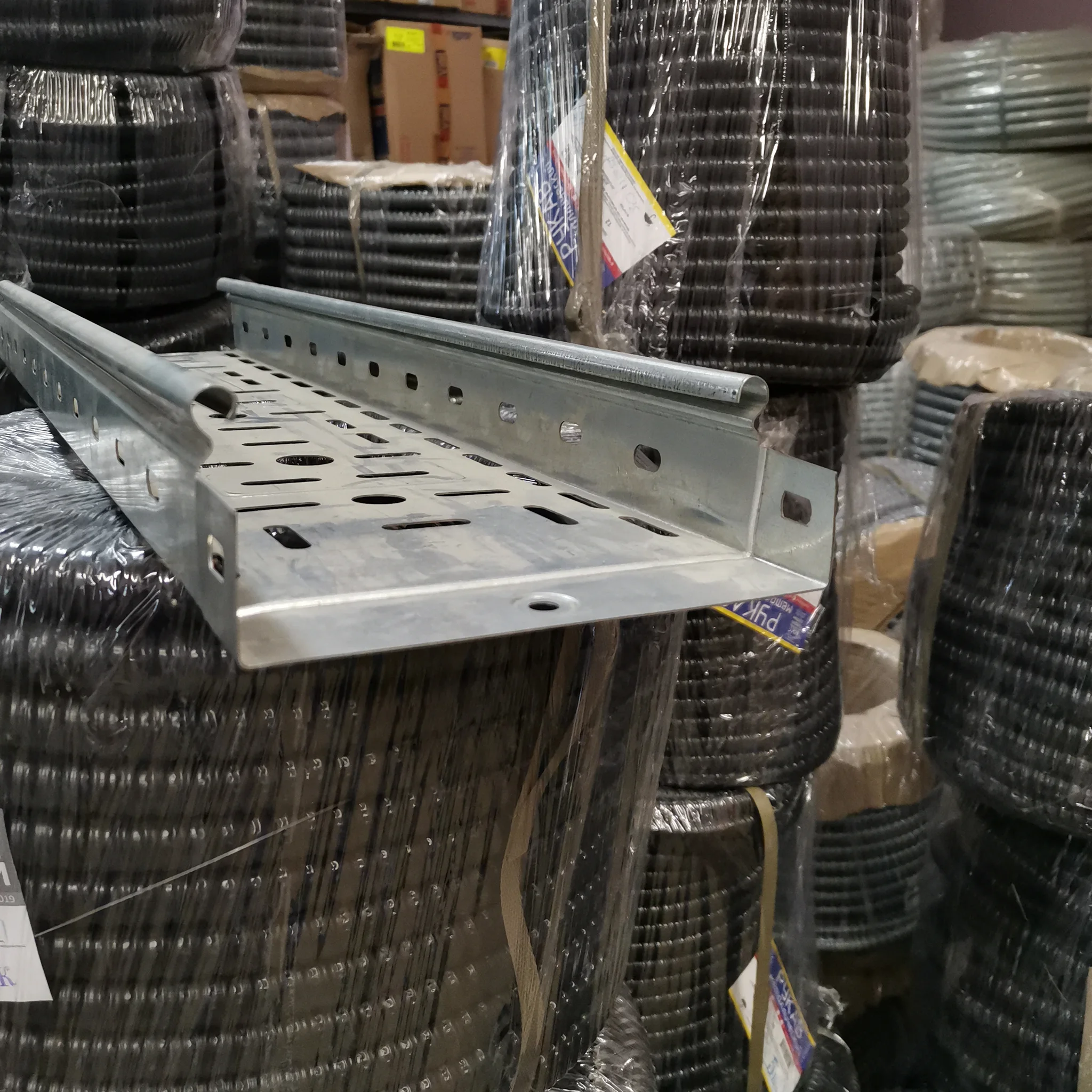 Perforated cable tray 100x100x3000 (S=0.7)