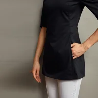 Медицинская блуза с фигурным V-образным вырезом с коротким рукавом 