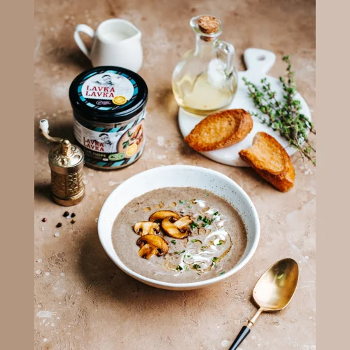 Creamy mushroom soup with the addition of porcini mushrooms and olive oil with white truffle