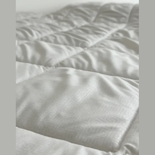 Одеяло стеганое арт м/ф бел (микрофибра, пл. 85 г/м2) без упаковки