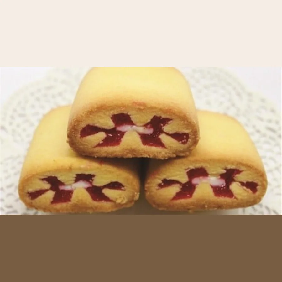 Dilly cookie with strawberry fruit filling