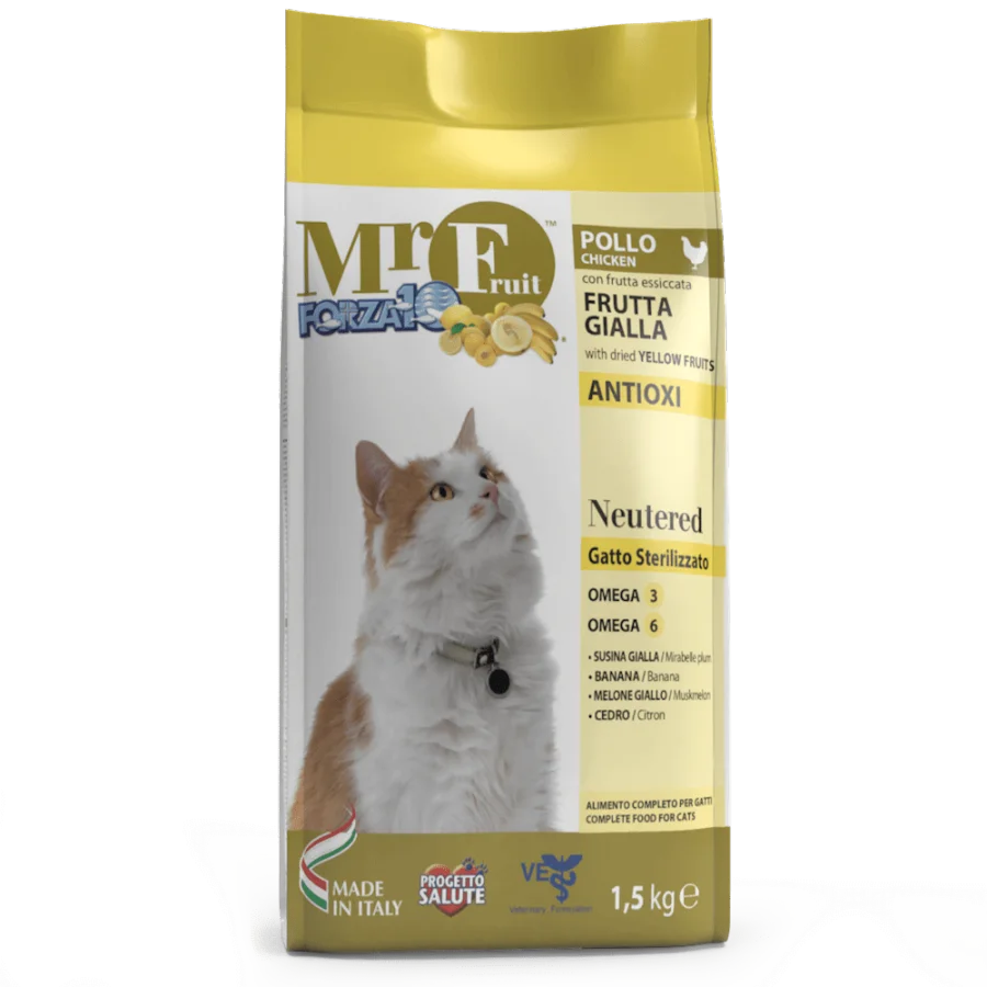 Full feed for sterilized cats with eccents of yellow fruit.