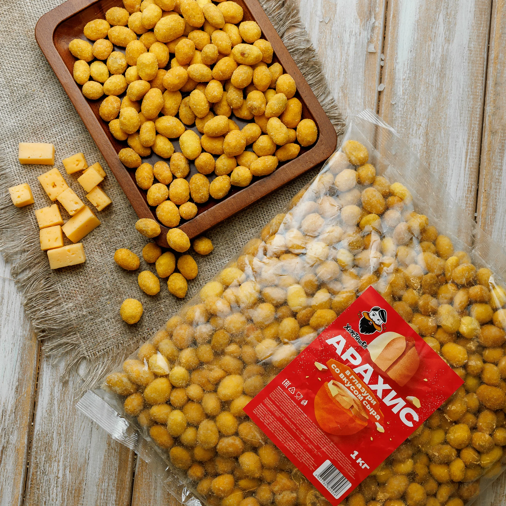 Peanuts in a crispy crust with a cheese flavor package of 1000 g./Snacks