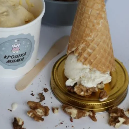 Ice cream with maple syrup and walnut