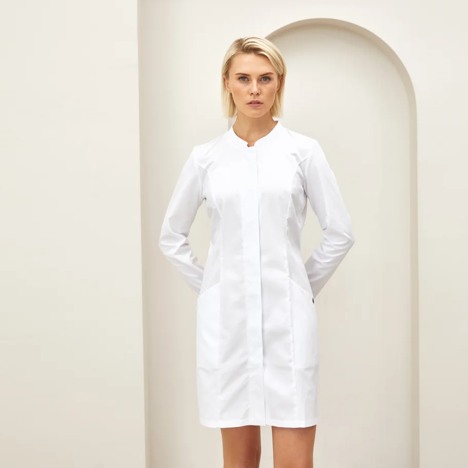Fitted short robe with long sleeves