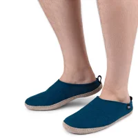 Sewn felt slippers with a low back