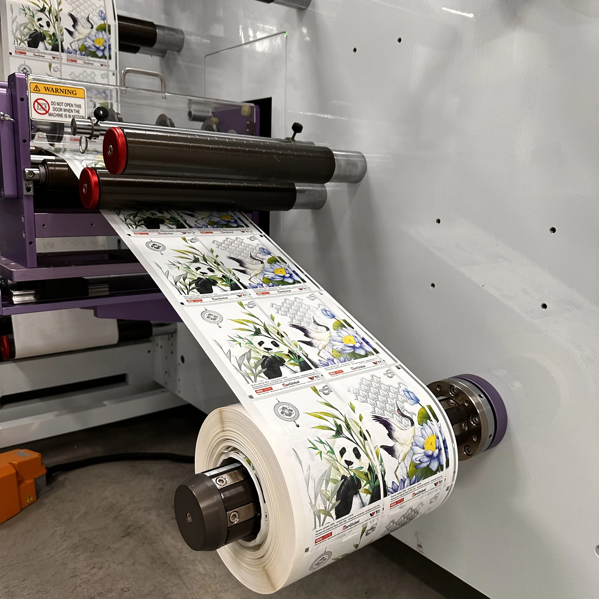 Self-adhesive label in rolls