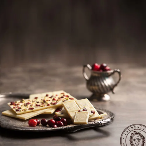 White chocolate with pistachios, almonds and cranberries, 85 g