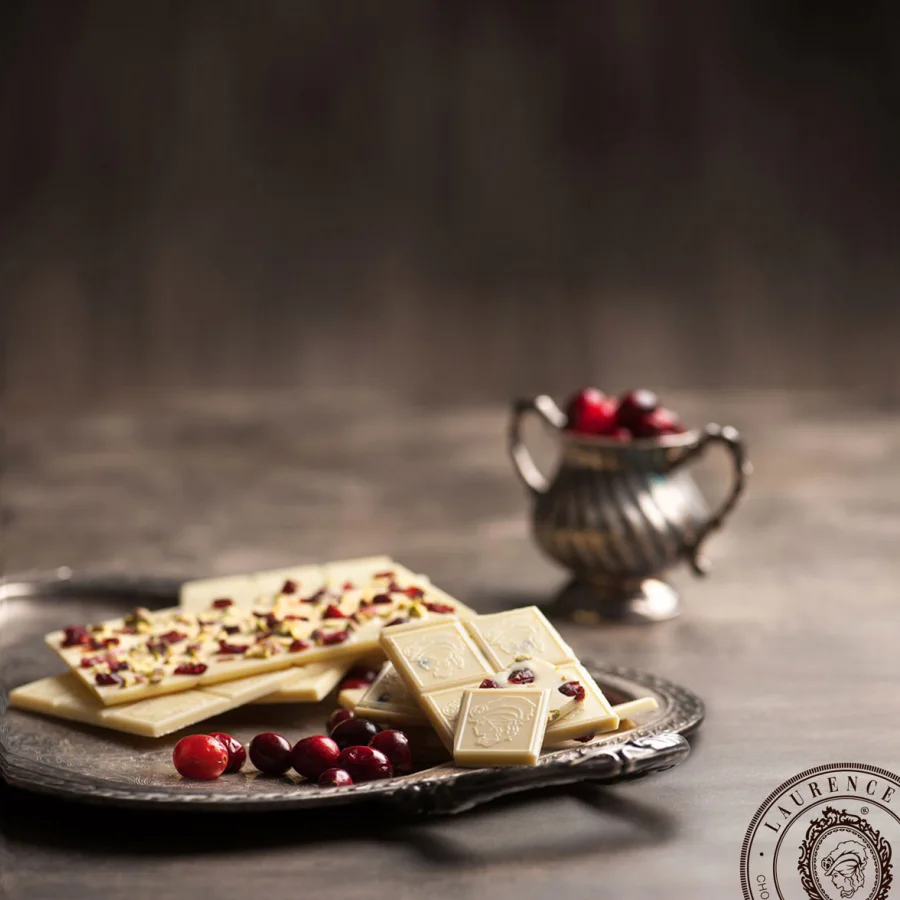 White chocolate with pistachios, almonds and cranberries, 85 g
