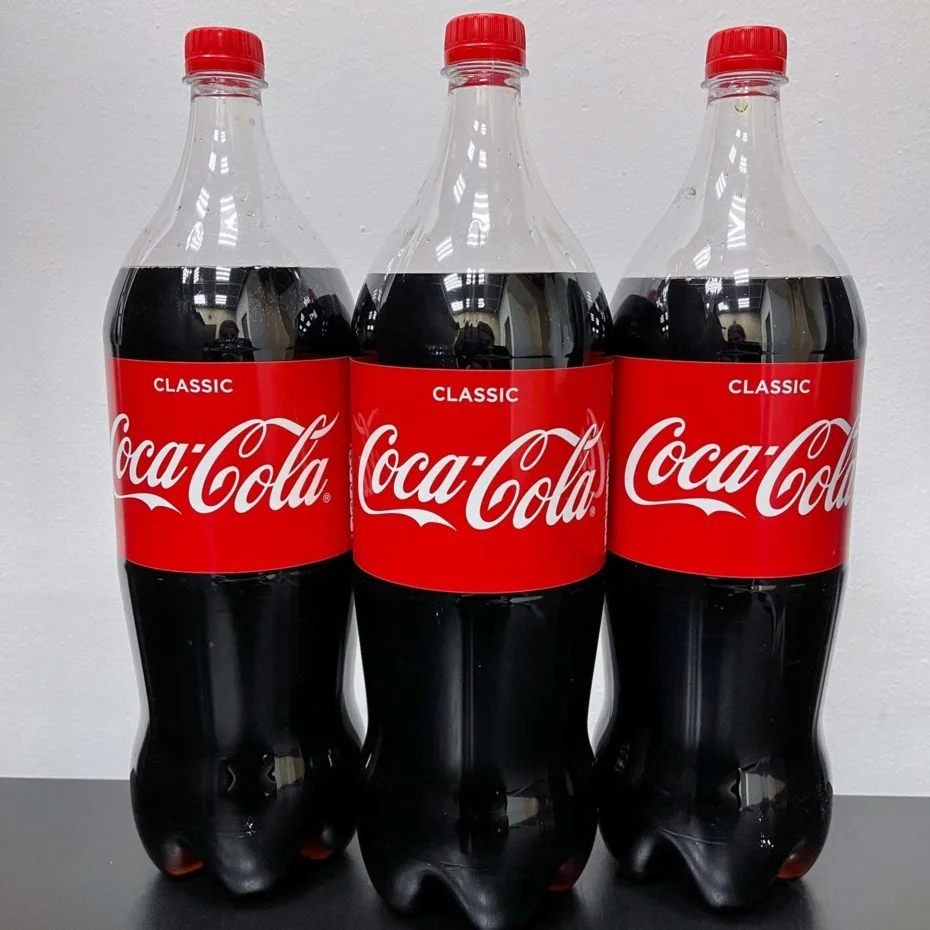 Купить колу оригинал. Coca Cola 2 л Classic. Газированный напиток Coca-Cola 2 л. Coca Cola Classic 1л. Напиток Coca-Cola 2л Classic.