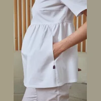 Медицинская блуза с воланом с коротким рукавом