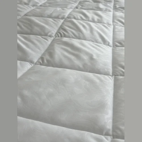 Одеяло стеганое арт м/ф бел (микрофибра, пл. 85 г/м2, искуственный лебяжий пух 200 г/м2)