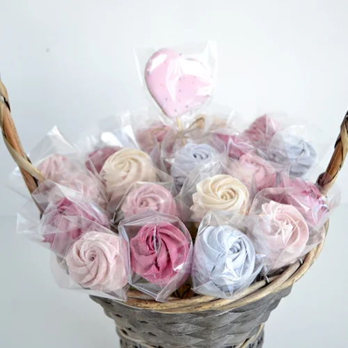 Bouquet of marshmallow roses in the basket