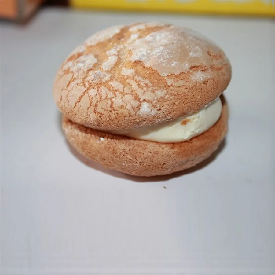 Biscuit biscuit with yoghurt filling