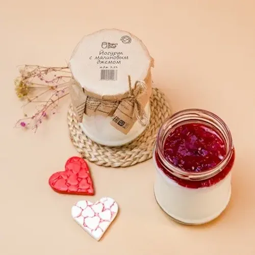 Yogurt with raspberry jam