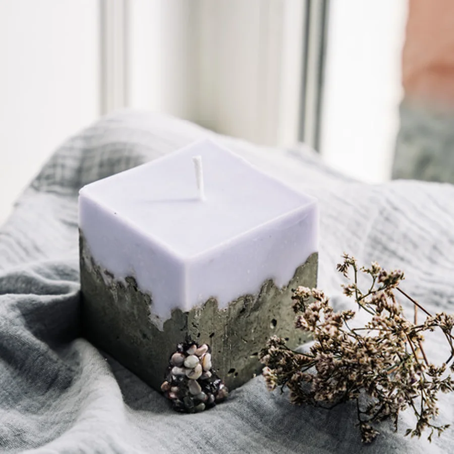 Concrete candle, inlaid with natural stones, without fragrance
