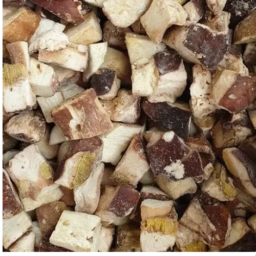 White mushroom cutting cubes