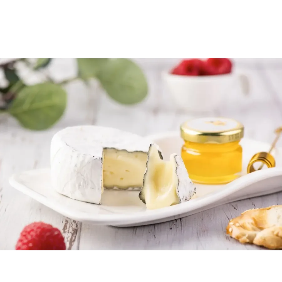 Сыр с белой плесенью «Камамбер с корочкой из фруктовой золы»