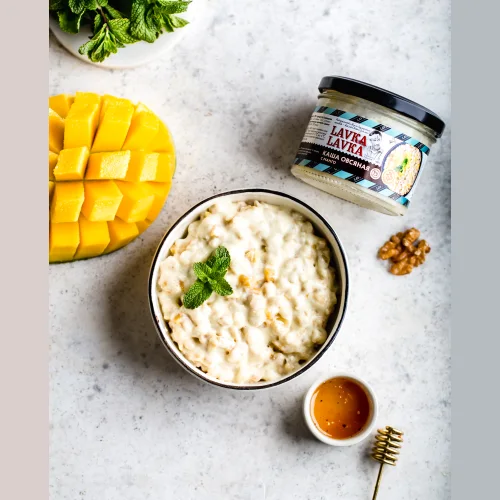 Oatmeal porridge with mango
