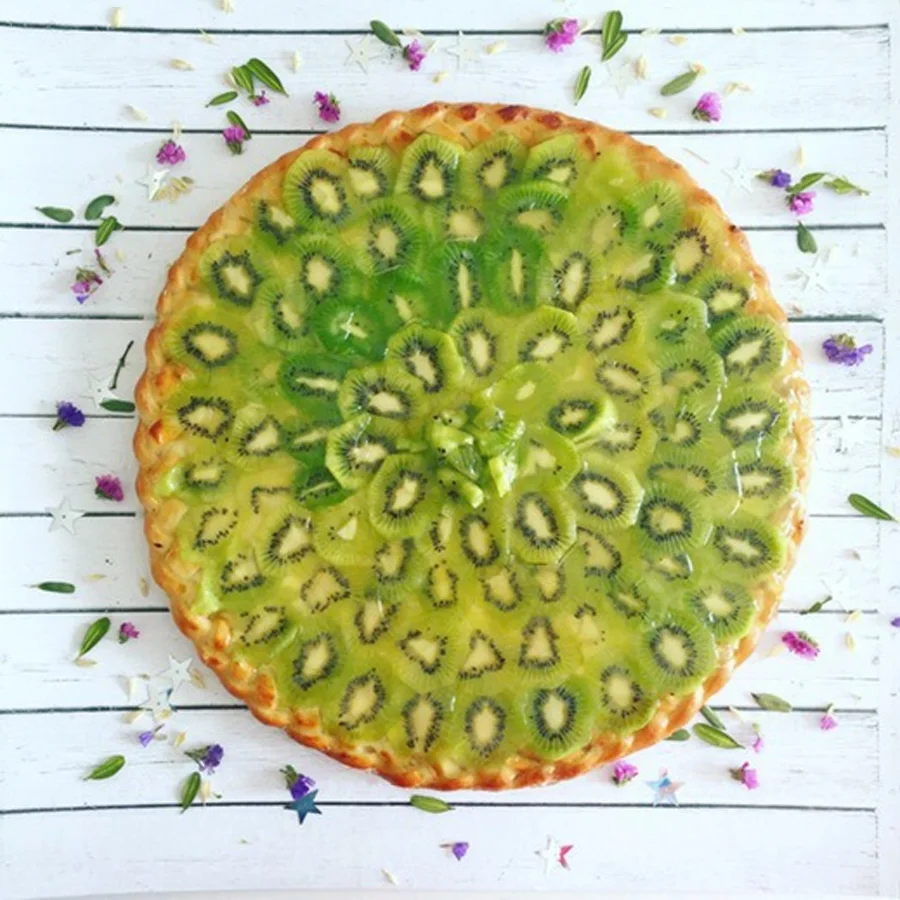 Curd cake with kiwi in jelly