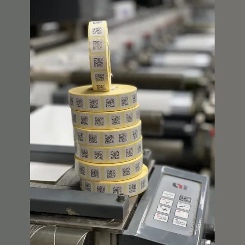 Self-adhesive label in rolls