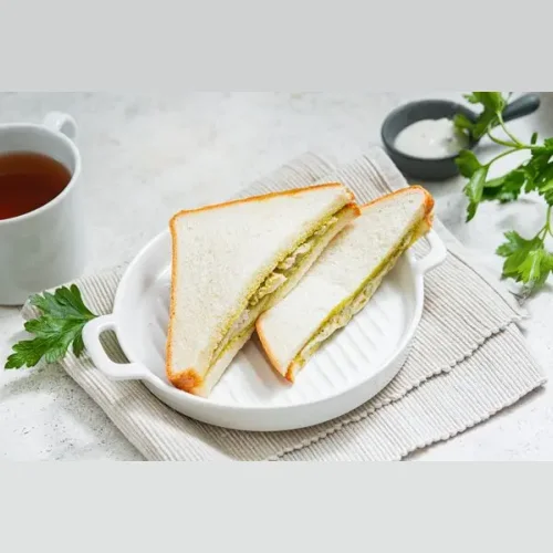 Sandwich with chicken and pesto Ice sauce