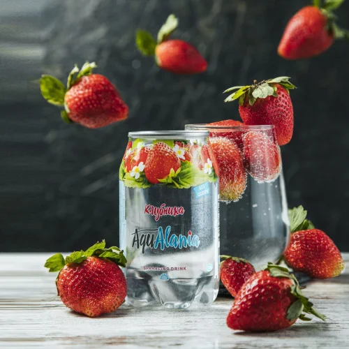 Medium strawberry aqualania drink