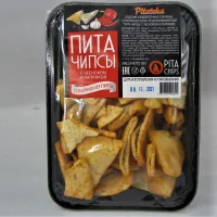 Pita crackers. Pita Chips (from Mediterranean pita) with garlic and paprika (100 g)