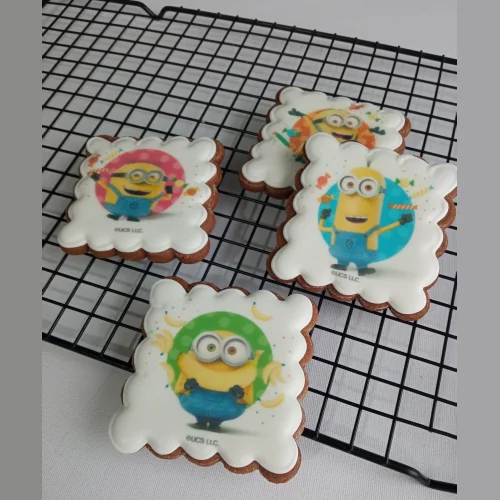 Gingerbread Minions in the showbox. Set of 24 pieces
